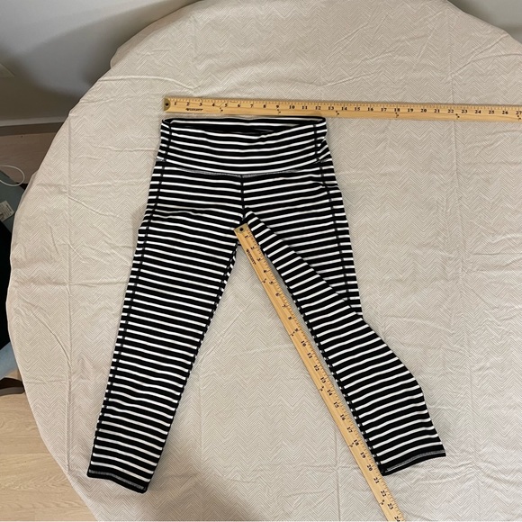 Athleta Leggings Stripes Black White Cropped Gently Worn Versatile Gym Size ST - Picture 4 of 8